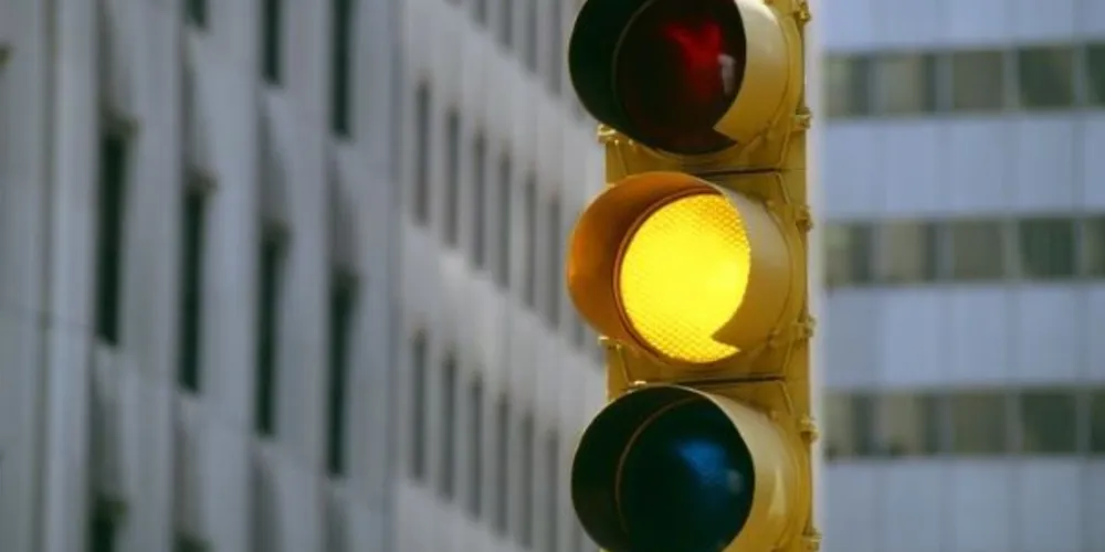 Por força de lei municipal, os sinaleiros exibem, da meia-noite até às 5 horas da manhã, um sinal amarelo de forma intermitente