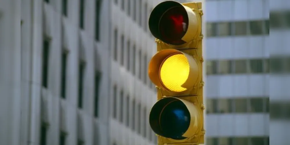 Por força de lei municipal, os sinaleiros exibem, da meia-noite até às 5 horas da manhã, um sinal amarelo de forma intermitente