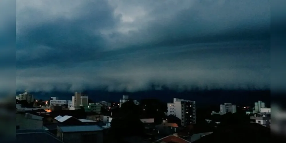 As condições serão muito favoráveis à formação de tempestades no decorrer do dia que, localmente, podem ser fortes a severas com danos