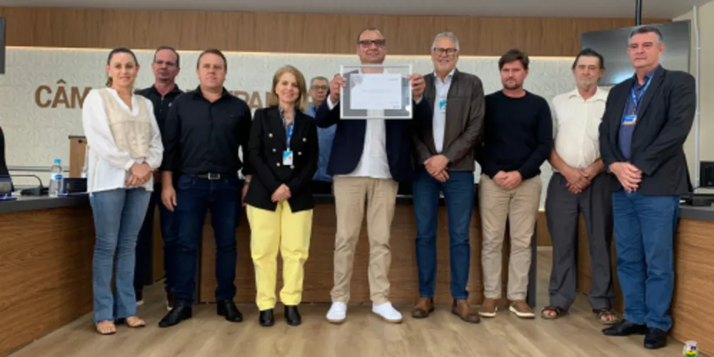 Durante a cerimônia, o superintendente executivo de Governo, Marques Calixto entregou o certificado ao prefeito municipal Lula Thomaz