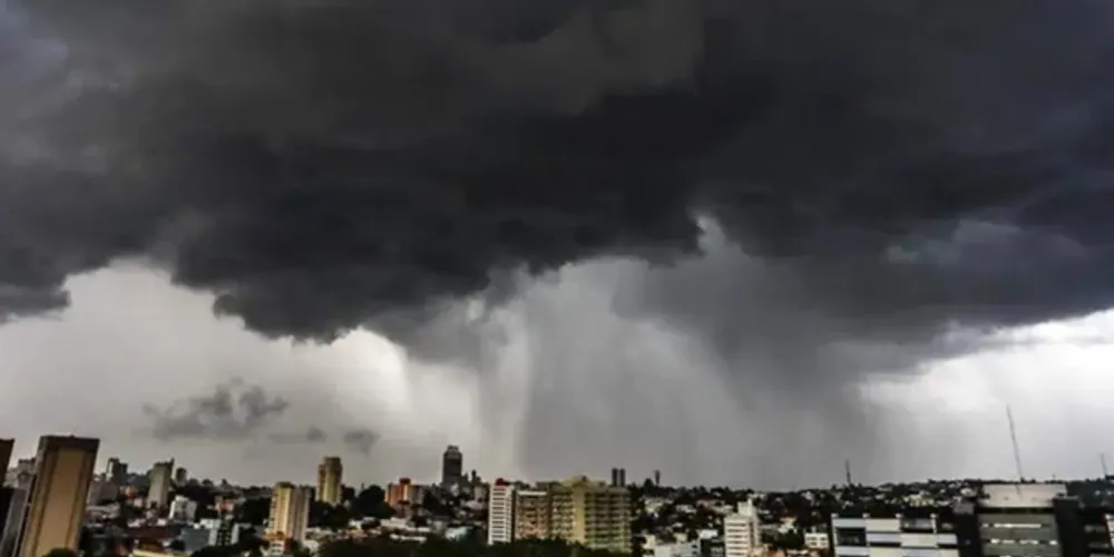 Segundo o INMET, o alerta começa às 15h desta terça-feira e vai até por volta das 10h de quarta, podendo continuar ao longo da tarde