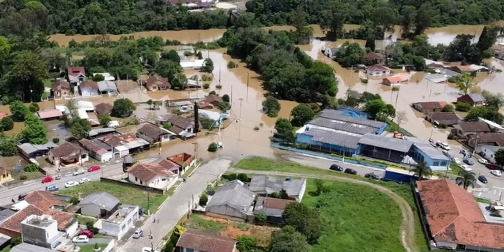 Os temporais que atingem o Paraná desde o início do mês já impactaram 57 mil pessoas em 74 municípios do Estado