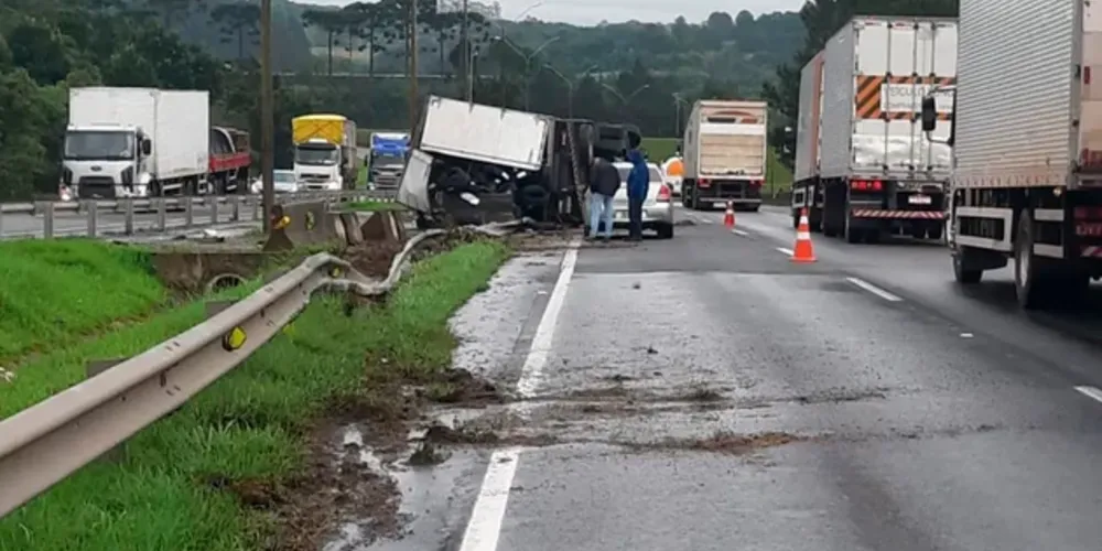 O tombamento de um caminhão bloqueou temporariamente o fluxo de veículos no Contorno Leste, a BR 116, em Quatro Barras