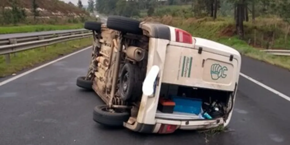 Tombamento aconteceu na manhã desta quarta-feira (04), na PR-151, em Jaguariaíva