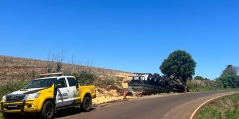 Um caminhão carregado com soja tombou nesta terça-feira (10), na PR-364, no km 243, em Goioxim (PR)