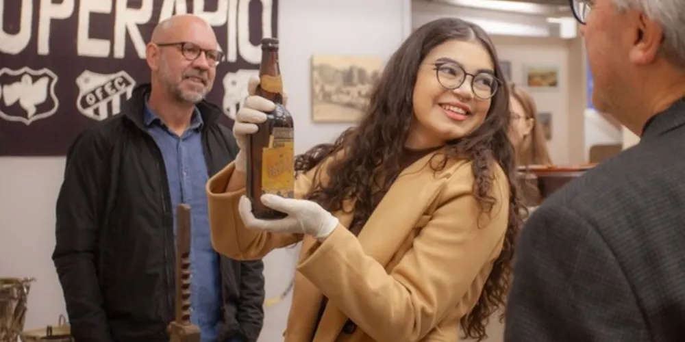 Exposição presente no Museu Campos Gerais trata de assuntos como religião, esporte e cultura