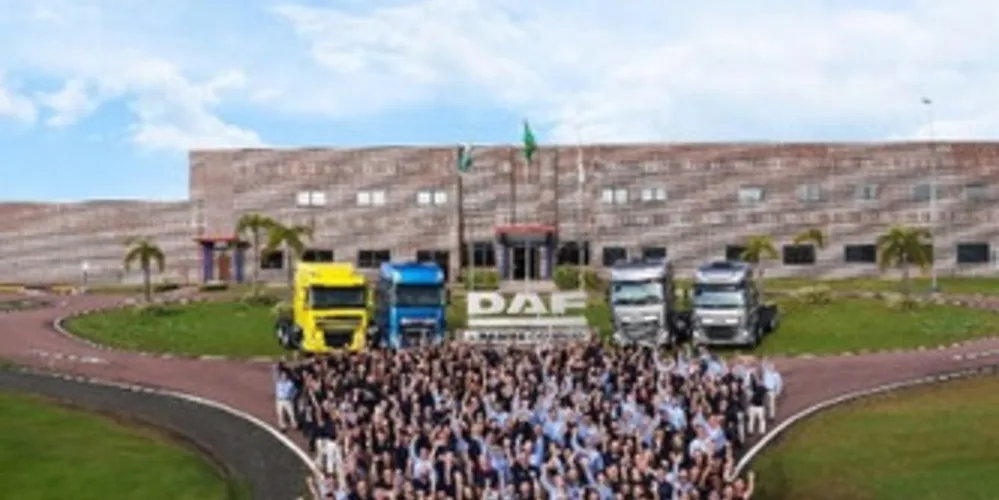Funcionários da fábrica da DAF, em Ponta Grossa, comemoram o aniversário da empresa