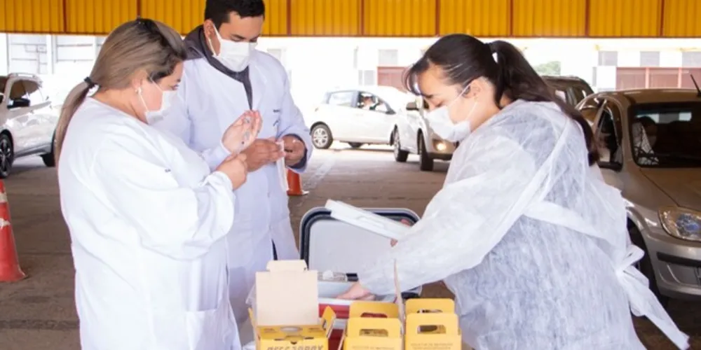 A medida vale para dois públicos: pessoas com mais de 60 anos de idade, e imunocomprometidos com mais de 12 anos de idade