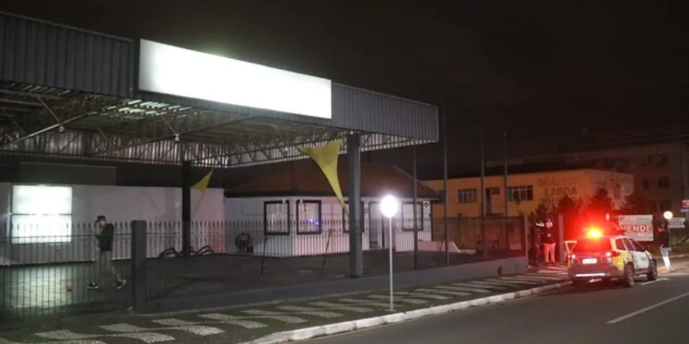 Quatro homens invadiram uma loja de veículos em Ponta Grossa, na noite desta sexta-feira (13)