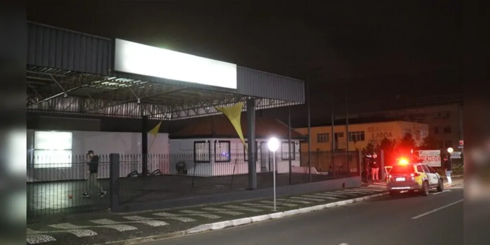 Quatro homens invadiram uma loja de veículos em Ponta Grossa, na noite desta sexta-feira (13)