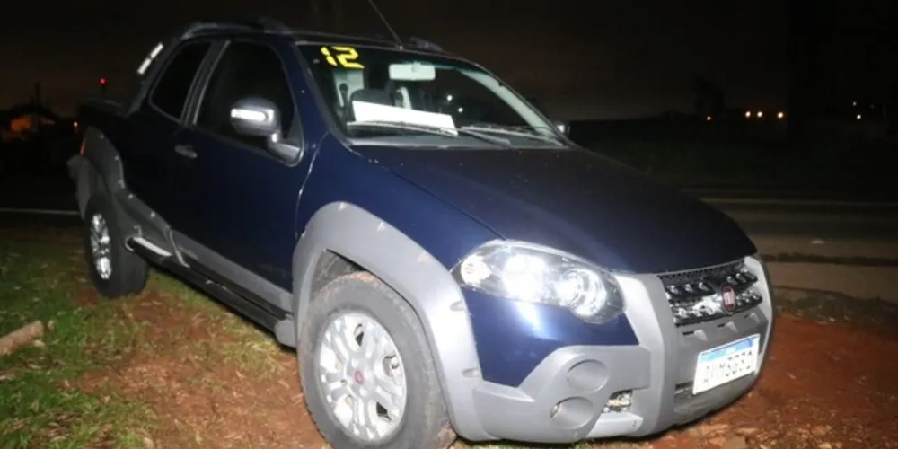 A Polícia Militar (PM) foi acionada e conseguiu localizar o Fiat/Strada às margens da PR-151, próximo ao Contorno Leste, sentido Carambeí