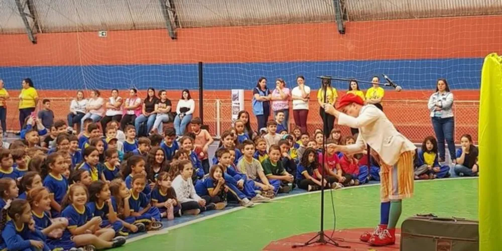 As crianças assistiram e participaram ativamente da apresentação do palhaço Alípio