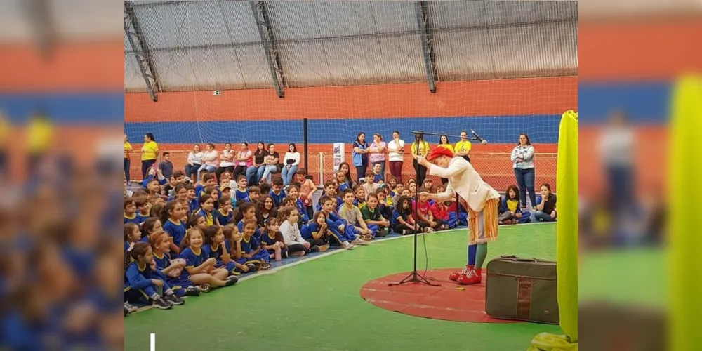 As crianças assistiram e participaram ativamente da apresentação do palhaço Alípio