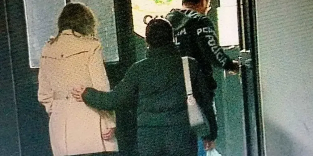 Parlamentar foi flagrada chegando na delegacia