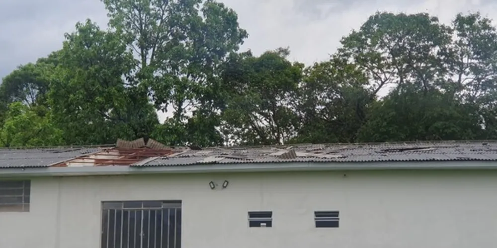 Houve danos em toda extensão do telhado, especialmente no bloco que cobre a ala feminina, refeitório e ala de isolamento