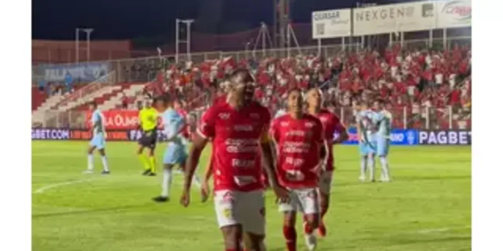 Rafael Donato comemora o primeiro gol do jogo