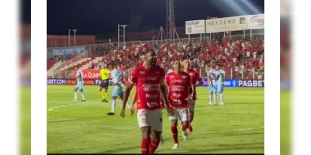 Rafael Donato comemora o primeiro gol do jogo