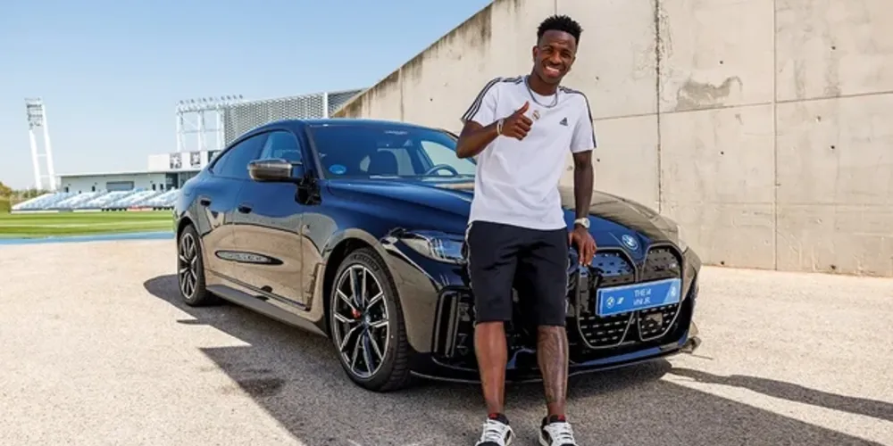 Vinicius Junior posa com modelo escolhido