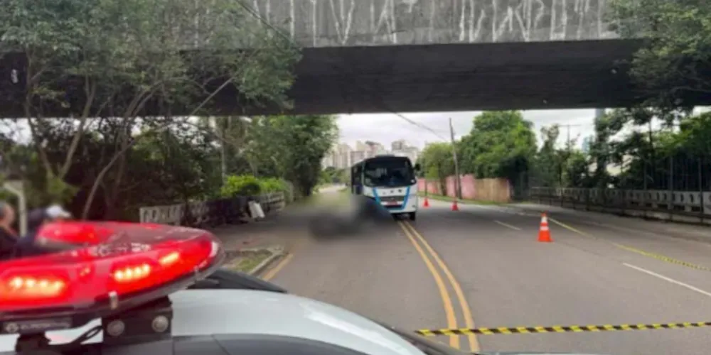 O tenente Rehder, do Batalhão de Polícia de Trânsito (BPTran), explicou que o motociclista teria entrado na contramão e batido contra o veículo de grande porte.