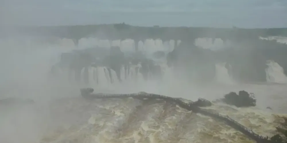 Vazão obriga fechamento do acesso à passarela das Cataratas do Iguaçu