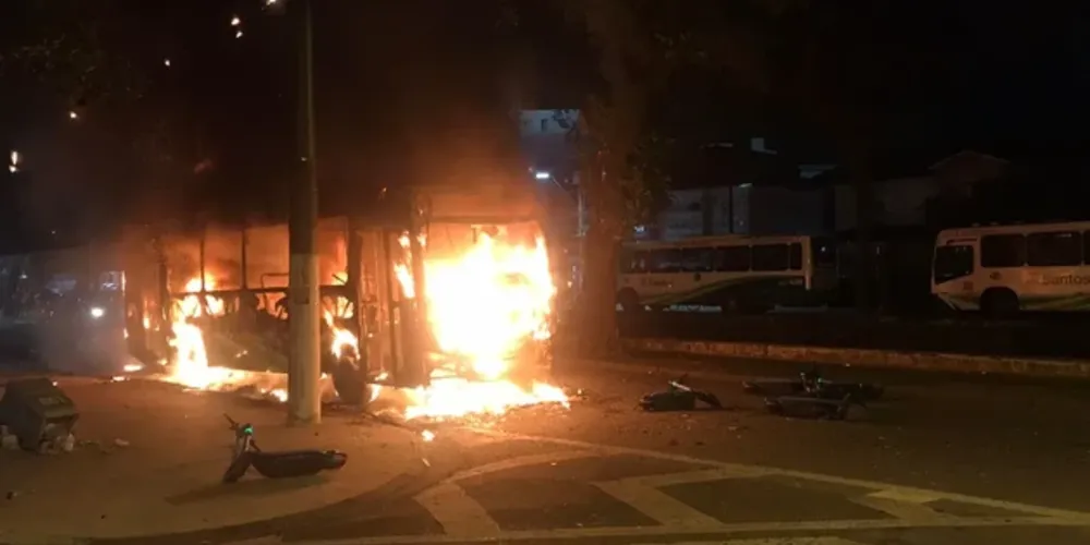 Ônibus foi incendiado após rebaixamento do Santos para a Série B