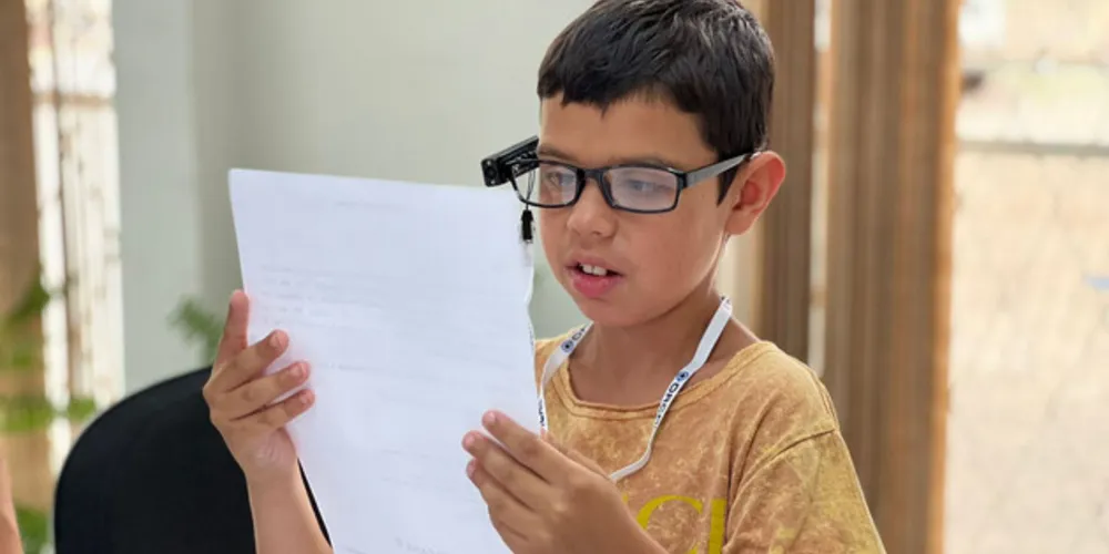 Objetos são equipados com uma saída de áudio e uma câmera que capta imagens e transcreve áudio por meio de inteligência artificial