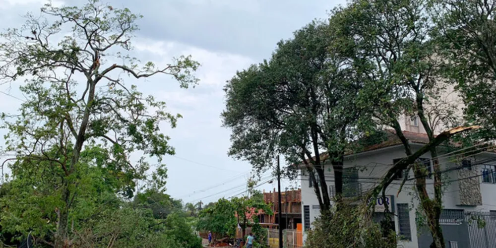 quipes da Copel e da Sanepar estão trabalhando para restabelecer os serviços o mais breve possível