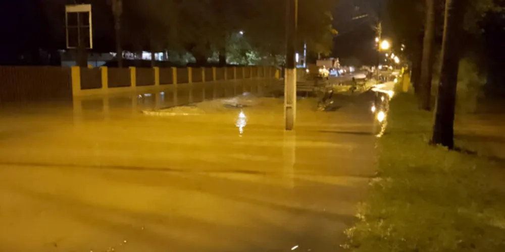 Defesa Civil e Bombeiros trabalham no atendimento à população afetada