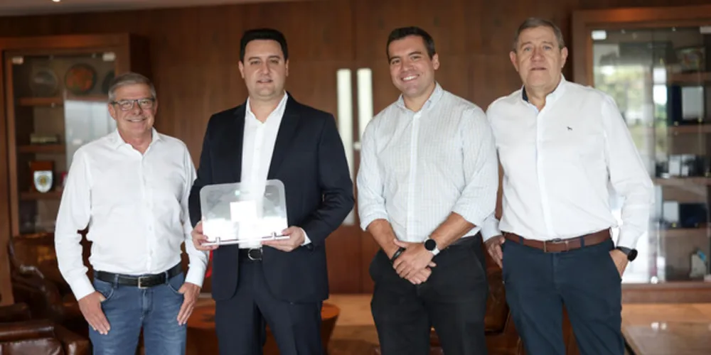 O governador Carlos Massa Ratinho comemorou nesta segunda-feira (04) mais um reconhecimento às ações do governo para atendimento à população. O Paraná foi premiado mais uma vez como o estado que desenvolve a melhor política habitacional do País