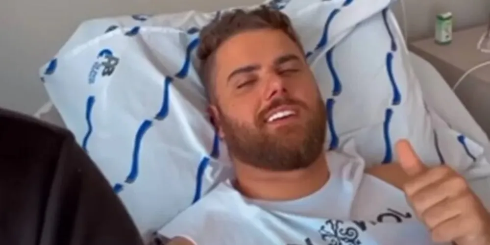 O artista apareceu deitado na cama e com o braço enfaixado