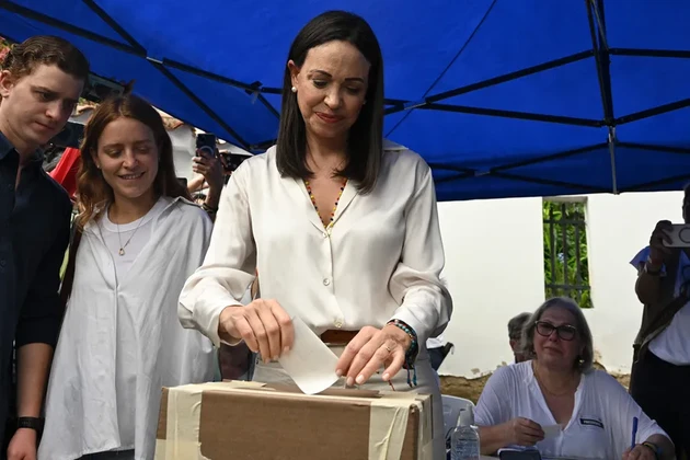A candidata María Corina Machado, a favorita nas primárias da oposição venezuelana, vota em Caracas