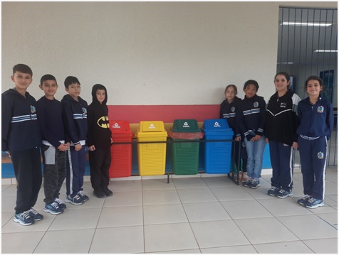 Após recolha de resíduos ao redor da escola, alunos depositaram nas lixeiras corretas