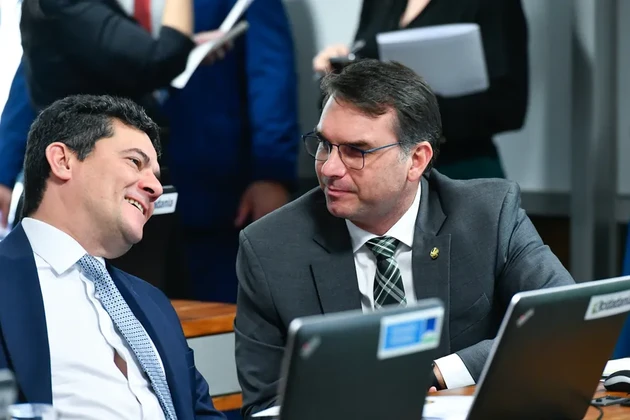 Os senadores Sergio Moro e Flávio Bolsonaro