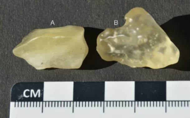 A origem do vidro amarelo no deserto africano tem sido objeto de debate entre cientistas há quase um século