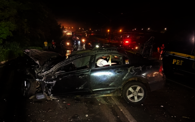 Veículo ficou destruído após o acidente de trânsito