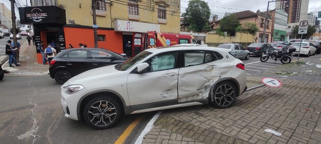 Condutora da BMW ficou ferida, após o acidente de trânsito