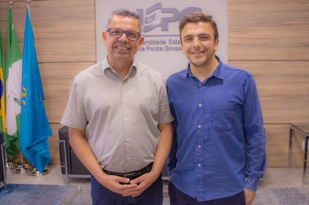 À esquerda o reitor da UEPG, Miguel Sanches Neto, e à direita o deputado federal Aliel Machado