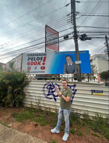 Banner para o influencer foi colocado na região de Olarias, em Ponta Grossa