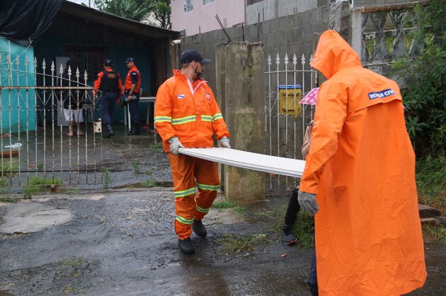 Também foram atingidas sete unidades escolares e quatro ginásios