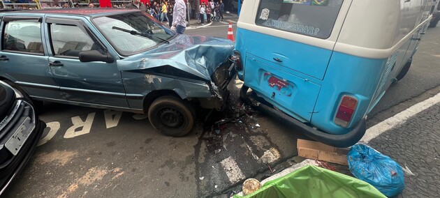 Fiat Uno teria atropelado duas pessoas e colidido contra outros dois veículos