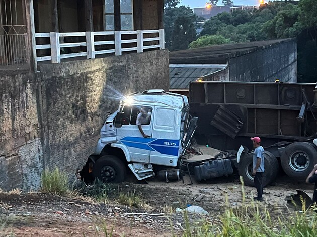 Acidente aconteceu no sentido Curitiba da rodovia; cabine ficou destruída