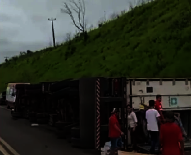 Vídeos realizados por motoristas mostram diversas pessoas saqueando a carga