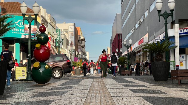 Mesmo a véspera de Natal caindo em um domingo, as lojas irão abrir, com atendimento das 9h às 18 horas no dia 24 de dezembro