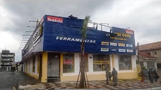 Mais recentemente, desde a chuva de granizo do dia 26, além de danos em tetos e vitrines, algumas lojas ficaram alagadas