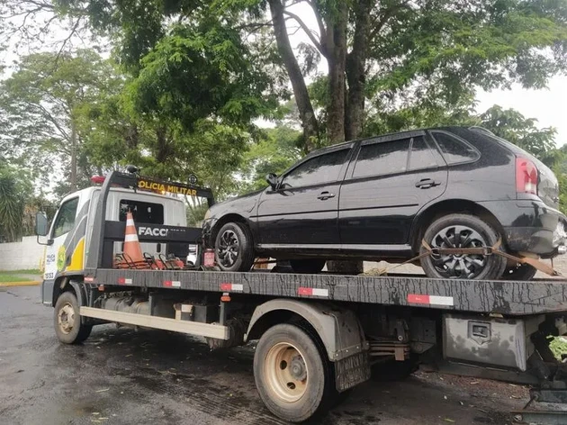 De acordo com a Polícia Militar (PM), o veículo, um VW Gol, foi furtado na Rua Humberto Contato, onde estava estacionado, por volta da 1h30