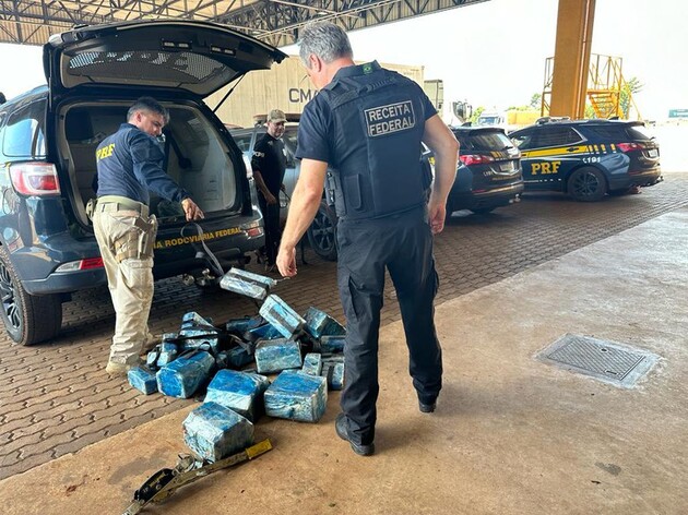 No total, 109 quilos de cloridrato de cocaína eram transportados em um caminhão guincho