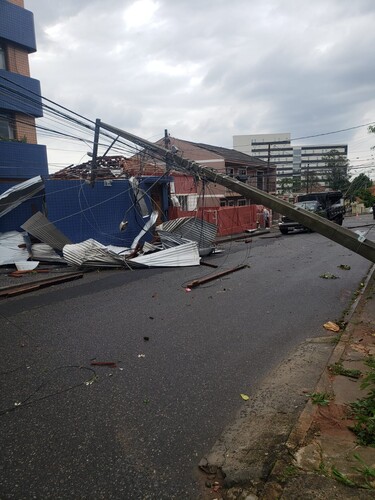 Na rua Barão de Teffé, um poste de energia elétrica foi derrubado com a força do vento, deixando a região sem energia elétrica