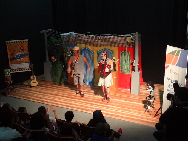 A peça teatral conta a história de uma investigação que acontece na cidade fictícia de Raiolândia