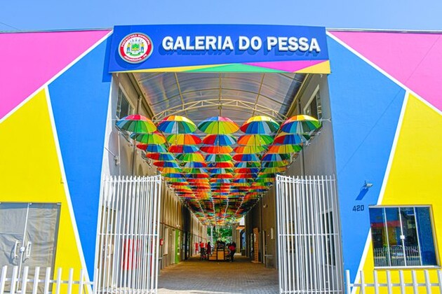 Localizada na área central, a estrutura de 1,3 mil metros quadrados liga a Avenida Antônio Cunha e a Rafael Petrucci, contando com ampla área de convivência