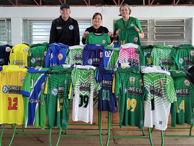 A Prefeitura de Jaguariaíva, através da Secretaria Municipal de Educação, Cultura, Esporte e Lazer, entregou nesta semana Departamento de Esportes recebe uniformes e camisas